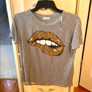 Lip tee